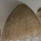 Torniamo ora al porticato affacciato sul chiostro e notiamo i lunettoni con resti sbiaditi di affreschi settecenteschi...